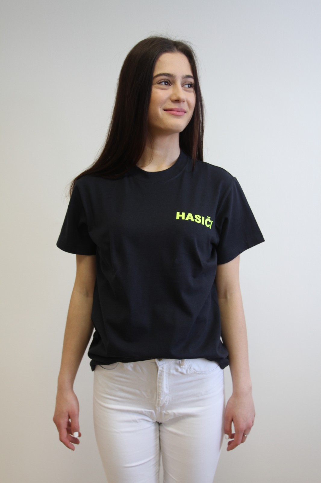 Tmavomodré tričko s neónovým nápisom HASIČI
